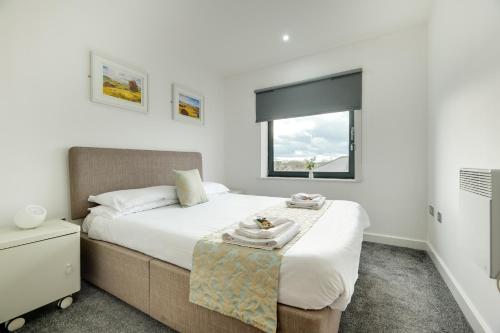 um quarto com uma cama e uma janela em Fenwick Chambers by Week2Week em Gosforth