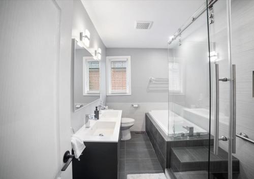 łazienka z umywalką, wanną i toaletą w obiekcie Peoatas Place w mieście Oakville