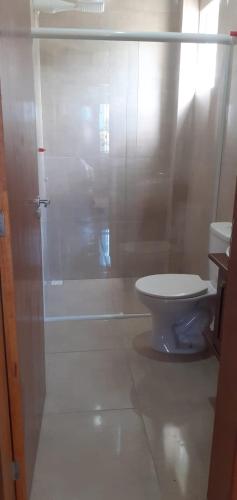 uma casa de banho com um chuveiro, um WC e um lavatório. em Sobrado Itapoa sc em Itapoá