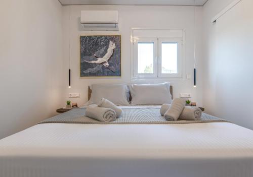 1 cama blanca grande en una habitación con ventana en Two Bedroom Sea View Apartment in Glyfada Beach, en Atenas