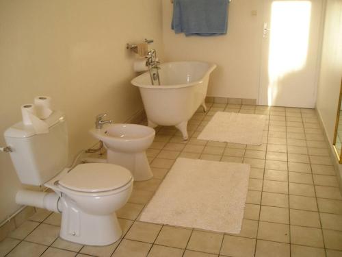 W łazience znajduje się toaleta, wanna i umywalka. w obiekcie Maison de 3 chambres avec wifi a Fontenay sur Mer w mieście Fontenay-sur-Mer