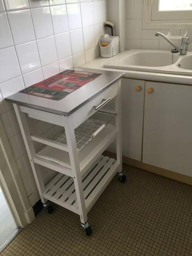 - une voiturette de cuisine avec évier et comptoir dans l'établissement Style Vintage chic à 20 M de la plage, à Saint-Georges-de-Didonne