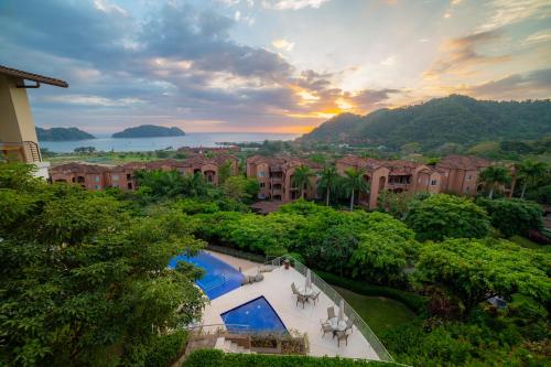 Los Suenos Resort Montecielo 4A by Stay in CR veya yakınında bir havuz manzarası
