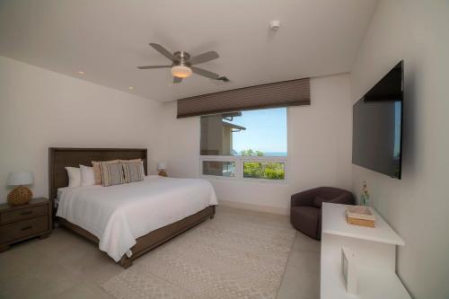 Habitación blanca con cama y ventana en Los Suenos Resort Montecielo 4A by Stay in CR, en Herradura