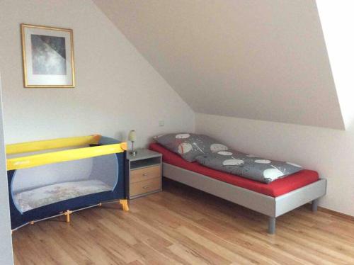a small room with a bunk bed and a bunk bed at Schöne Ferienwohnung am Fuße der Rhön. in Eichenzell