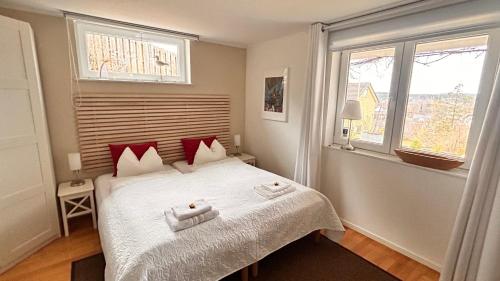 ein Schlafzimmer mit einem Bett mit zwei Handtüchern darauf in der Unterkunft Villa Kulle in Virserum