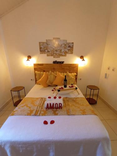 a bedroom with a large bed and two chairs at Casa da Vovó na Pousada Sitio Pauletto - com Cozinha, Churrasqueira e Decoração in Jarinu