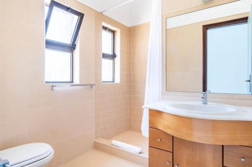 uma casa de banho com um lavatório e um WC em Villa Palmeiras - Serene Private Villa em Albufeira