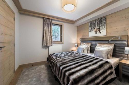 - une chambre avec un grand lit dans l'établissement Résidence Carre Blanc - 3 Pièces pour 6 Personnes 384, à Courchevel