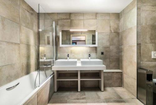 a bathroom with a white sink and a shower at Résidence Carre Blanc - 3 Pièces pour 6 Personnes 384 in Courchevel
