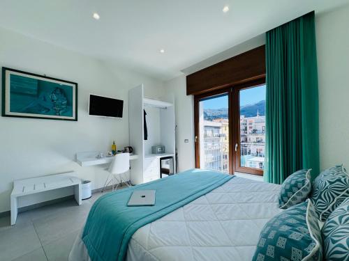 um quarto com uma cama e uma grande janela em Vera Gioia Rooms de Charme em Sorrento