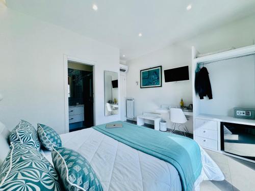 biała sypialnia z łóżkiem i łazienką w obiekcie Vera Gioia Rooms de Charme w Sorrento