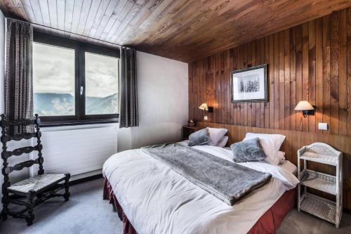 Un dormitorio con una cama grande y una ventana en Résidence Lou Rei - 3 Pièces pour 6 Personnes 434 en Courchevel