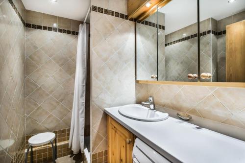 a bathroom with a sink and a shower at Résidence Lou Rei - 3 Pièces pour 6 Personnes 434 in Courchevel