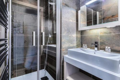 a bathroom with a white sink and a shower at Résidence Carre Blanc - 3 Pièces pour 6 Personnes 474 in Courchevel