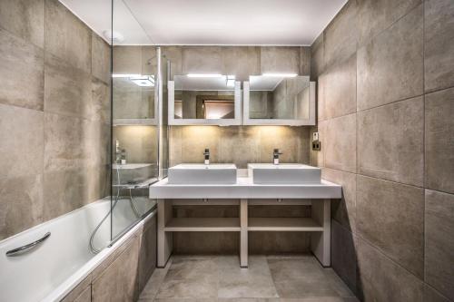een badkamer met 2 wastafels en een douche bij Résidence Carre Blanc - 3 Pièces pour 4 Personnes 504 in Courchevel