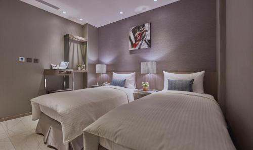Un pat sau paturi într-o cameră la Beauty Hotels Taipei - B7 Journey