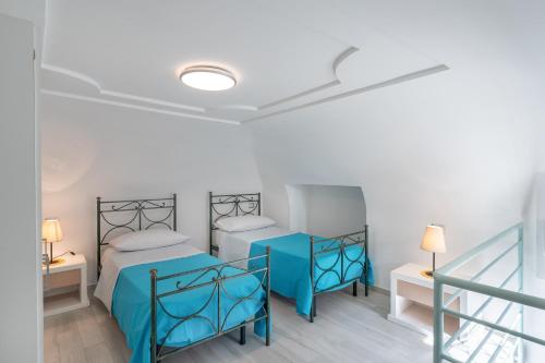 um quarto com duas camas e uma escada em [Amalfi Coast]Elegant house in Penisola Sorrentina em Vico Equense