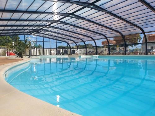 una gran piscina con techo retráctil en Gite 3 étoiles - Piscine - eeifda, en Fouesnant