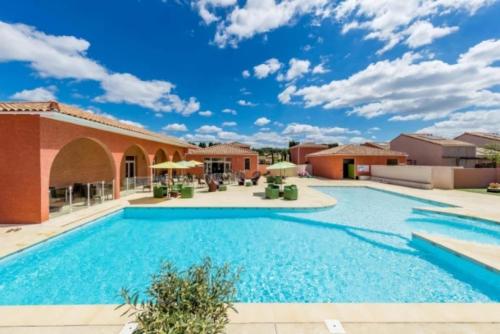 una piscina in un resort con cielo blu di Villa 3 étoiles - Piscine - eega0d a Saint-Christol
