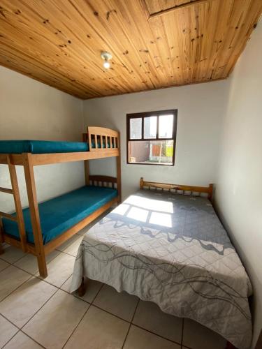 una camera con un letto e un letto a castello di Casa Aventura a Passo de Torres