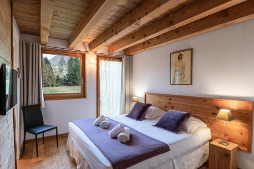 a bedroom with a large bed with towels on it at Résidence Gaia - Chalets pour 8 Personnes 764 in Chamonix