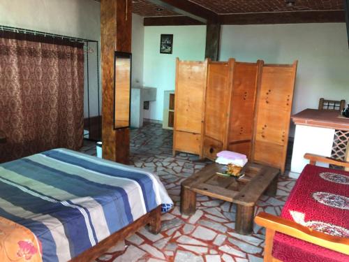 1 dormitorio con 1 cama y 1 mesa en una habitación en Luna, en Taxco de Alarcón