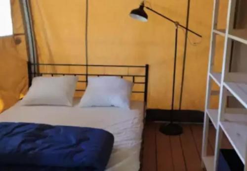 Cama o camas de una habitación en Bungalow 3 étoiles - Piscine - eec0eh