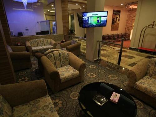 een lobby met een wachtkamer met banken en een tv bij بنان فال للشقق المخدومة in Hafr Al Baten