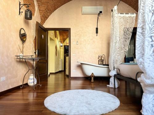 La salle de bains est pourvue d'une baignoire et d'un lavabo. dans l'établissement Luxury Corte dei Nobili, à Lucques