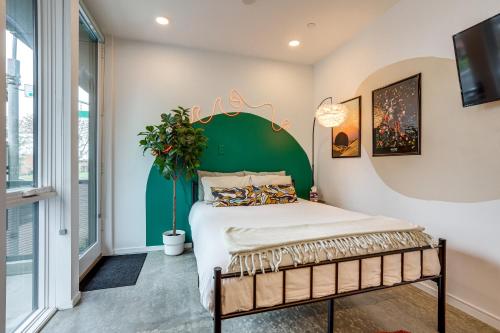 薩克拉門托的住宿－Pet-Friendly Sacramento Studio Rental，一间卧室配有一张带绿色床头板的床