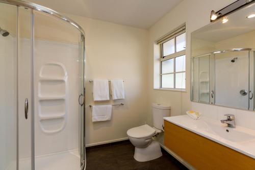 A bathroom at Aspen Court Motel Taihape