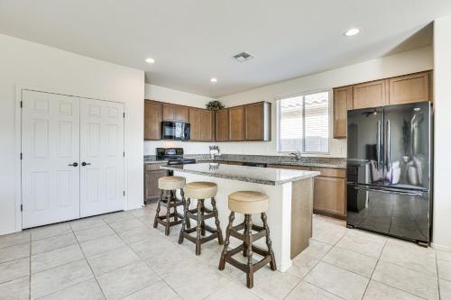 Dapur atau dapur kecil di 7 Mi to State Farm Stadium Peoria Home!