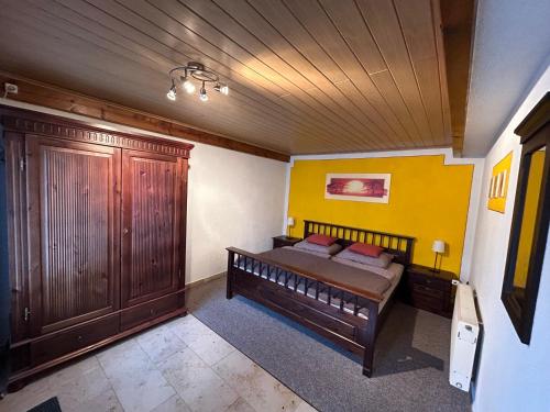 una camera con un letto e una parete gialla di Ferienwohnung Bänsch a Bad Sulza