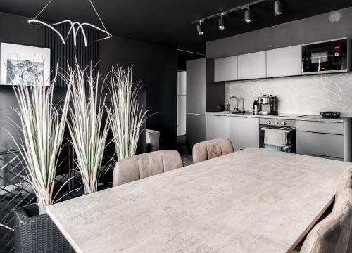 uma cozinha com mesa e cadeiras num quarto em BLACKNIGHT Apartment - Self Check-In 24h em Breslávia