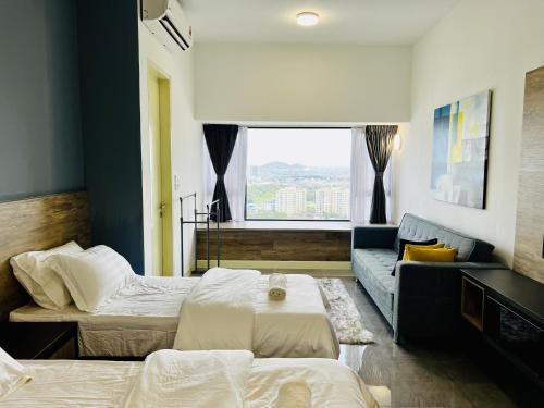 une chambre d'hôtel avec deux lits et un canapé dans l'établissement Imperio Residence Melaka by Dream View, à Malacca