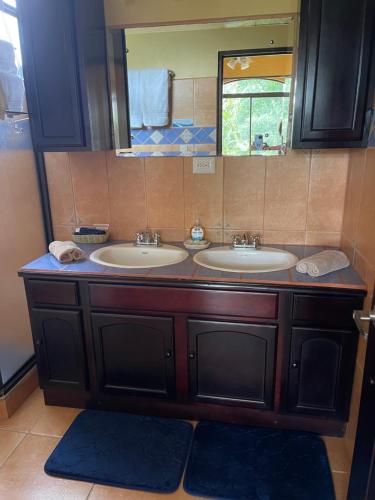 bagno con 2 lavandini e specchio di Mango Tree Villas a Coronado