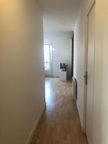 une pièce vide avec un couloir dans l'établissement Beautiful and quiet 1 bedroom 10min from Paris, à Colombes