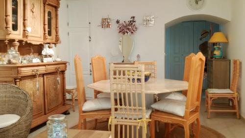 une salle à manger avec une table et des chaises dans l'établissement 3 Pièces Résidence avec Piscine 100m Plages 125, à Cavalaire-sur-Mer