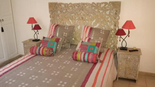 une chambre avec un lit avec deux tables et deux lampes dans l'établissement 3 Pièces Résidence avec Piscine 100m Plages 125, à Cavalaire-sur-Mer