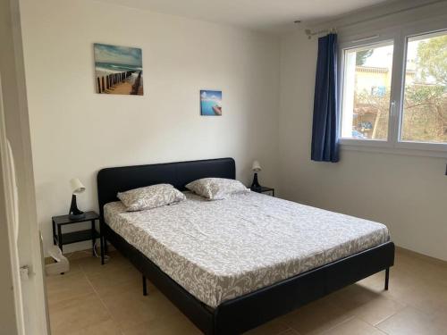 une chambre avec un lit et une fenêtre dans l'établissement Les clés du Sud, à Bormes-les-Mimosas