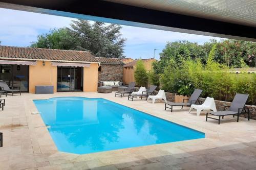 - une piscine dans une cour avec des chaises et une terrasse dans l'établissement Les clés du Sud, à Bormes-les-Mimosas