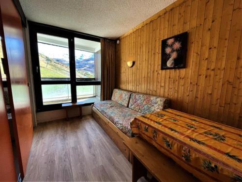 un salon avec un canapé et une fenêtre dans l'établissement Résidence Genepi - Studio 4 personnes avec vue sur la montagne MAE-4954, aux Menuires
