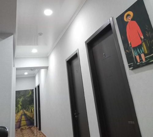 un corridoio con due porte e un dipinto sul muro di New Saburtalo Star a Tbilisi City