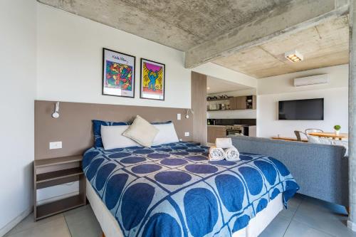 Un dormitorio con una cama azul y blanca en una habitación en Loft Elegante a 5 Minutos de Puerto Madero 8A en Buenos Aires