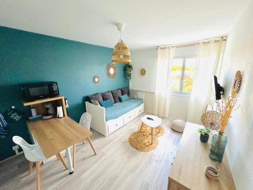 un salon avec un canapé et une table dans l'établissement Arc en ciel, à Saint-Jean-de-Monts