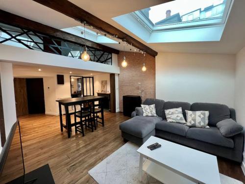 un salon avec un canapé et une table dans l'établissement Magnifique Appartement CL-FD Centre Historique Marché Poissons A, à Clermont-Ferrand