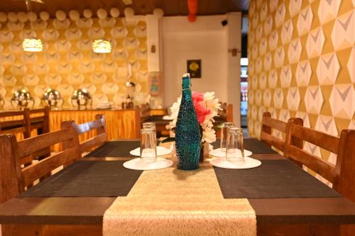 Restoran atau tempat lain untuk makan di Hotel Rhishabh