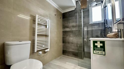 y baño con aseo y ducha. en Hibisco 1 by Check-in Portugal en Albufeira