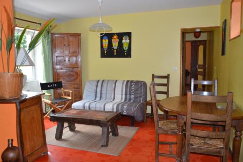 un salon avec un canapé et une table dans l'établissement Le Hêtre Pourpre, à Carcagny